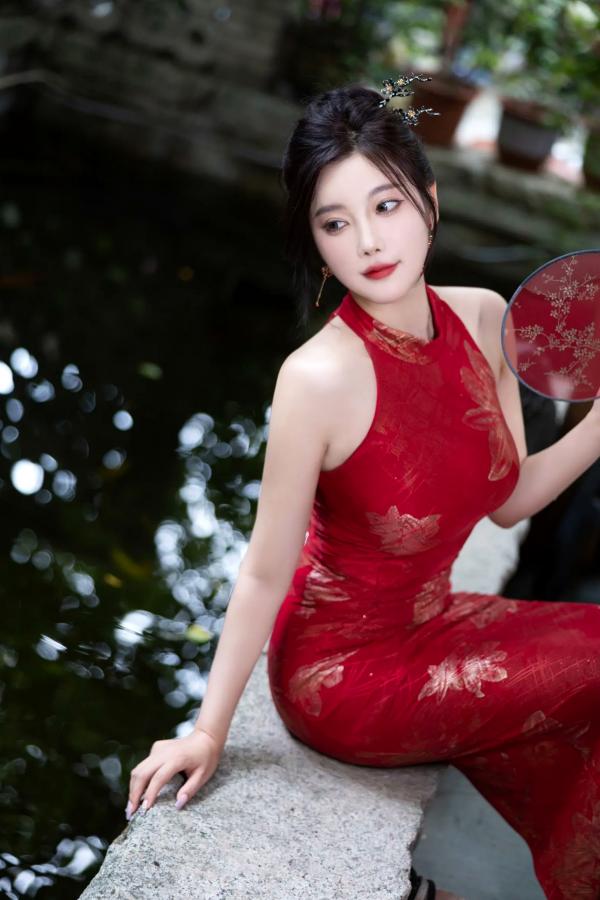 杨晨晨 sugar小甜心CC  杨晨晨红色旗袍古典韵味与闪钻比基尼极致诱惑私房套图，颜值身材双重暴击 [109P]第33张图片
