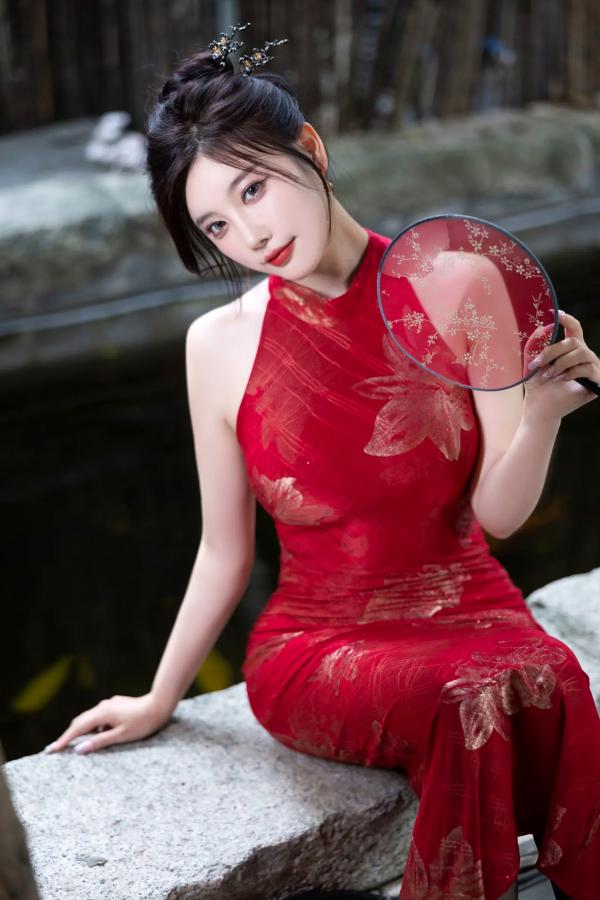 杨晨晨 sugar小甜心CC  杨晨晨红色旗袍古典韵味与闪钻比基尼极致诱惑私房套图，颜值身材双重暴击 [109P]第34张图片