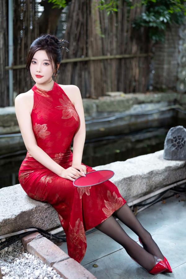杨晨晨 sugar小甜心CC  杨晨晨红色旗袍古典韵味与闪钻比基尼极致诱惑私房套图，颜值身材双重暴击 [109P]第35张图片