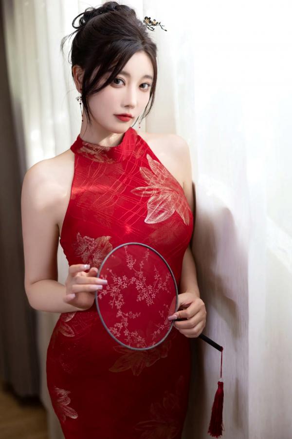 杨晨晨 sugar小甜心CC  杨晨晨红色旗袍古典韵味与闪钻比基尼极致诱惑私房套图，颜值身材双重暴击 [109P]第37张图片