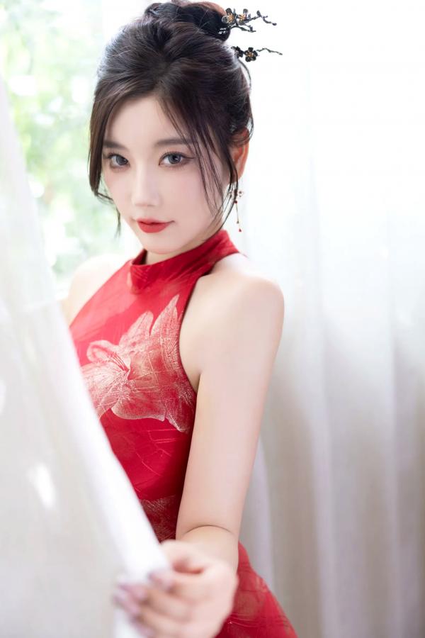 杨晨晨 sugar小甜心CC  杨晨晨红色旗袍古典韵味与闪钻比基尼极致诱惑私房套图，颜值身材双重暴击 [109P]第38张图片