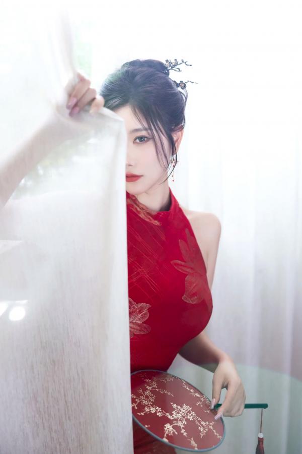 杨晨晨 sugar小甜心CC  杨晨晨红色旗袍古典韵味与闪钻比基尼极致诱惑私房套图，颜值身材双重暴击 [109P]第42张图片