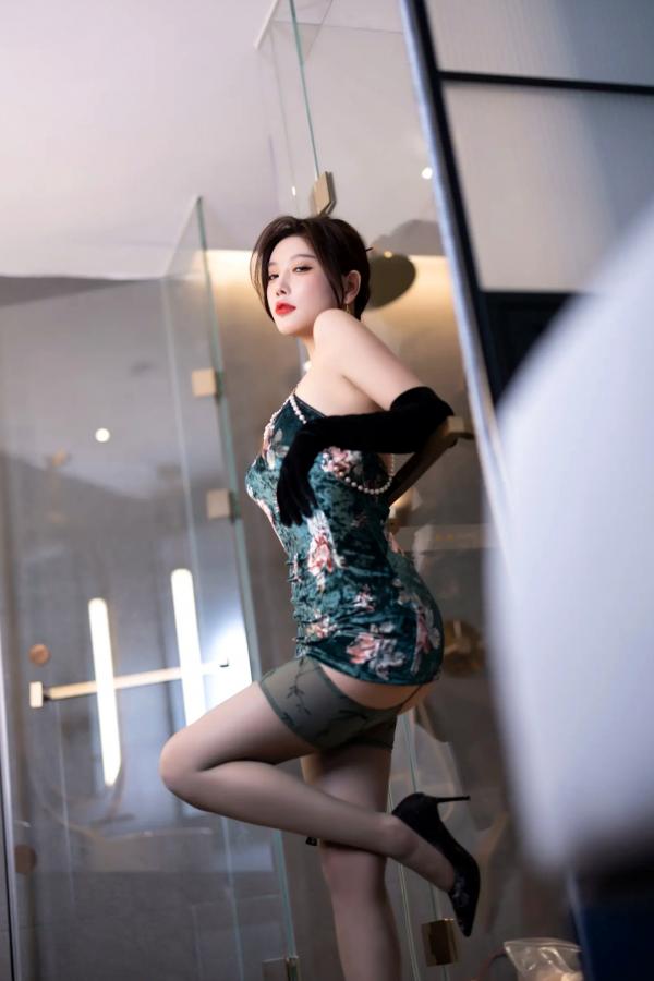 杨晨晨 sugar小甜心CC  杨晨晨 - 绿色复古旗袍与蕾丝内衣私房照，优雅与性感的碰撞 [103P]第11张图片