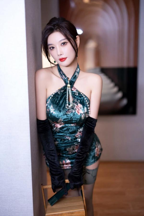 杨晨晨 sugar小甜心CC  杨晨晨 - 绿色复古旗袍与蕾丝内衣私房照，优雅与性感的碰撞 [103P]第17张图片