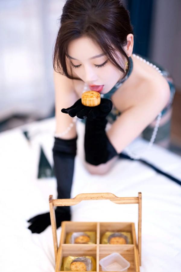 杨晨晨 sugar小甜心CC  杨晨晨 - 绿色复古旗袍与蕾丝内衣私房照，优雅与性感的碰撞 [103P]第24张图片