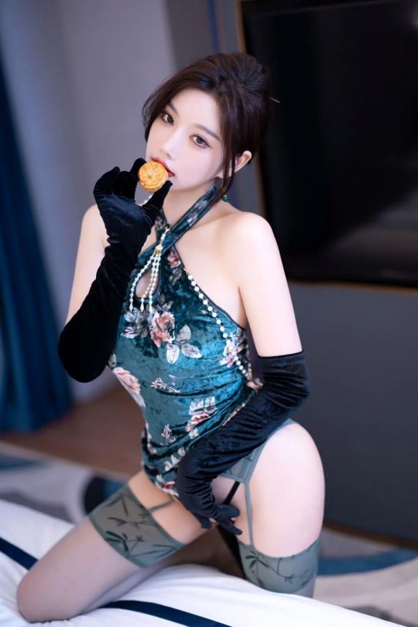杨晨晨 sugar小甜心CC  杨晨晨 - 绿色复古旗袍与蕾丝内衣私房照，优雅与性感的碰撞 [103P]第28张图片