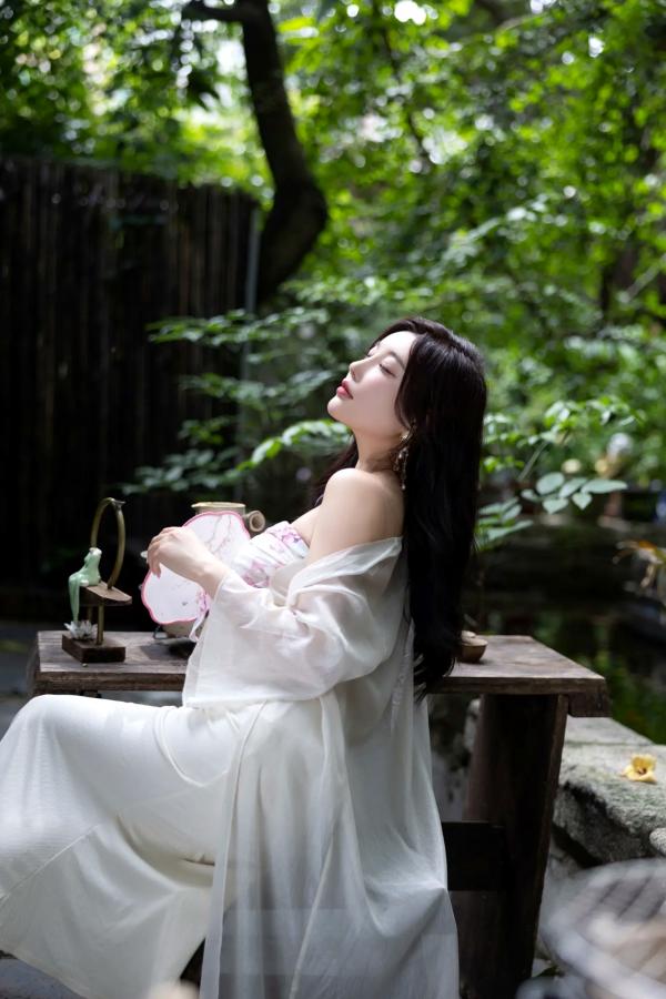 杨晨晨 sugar小甜心CC  杨晨晨《国风妖精》绝美私房写真，古典扇面与性感曲线的完美碰撞，尽显东方神韵第3张图片