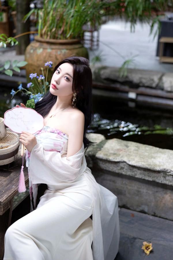 杨晨晨 sugar小甜心CC  杨晨晨《国风妖精》绝美私房写真，古典扇面与性感曲线的完美碰撞，尽显东方神韵第7张图片