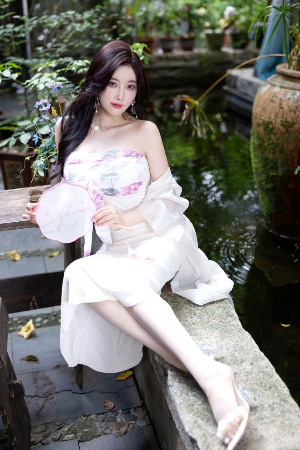 杨晨晨 sugar小甜心CC  杨晨晨《国风妖精》绝美私房写真，古典扇面与性感曲线的完美碰撞，尽显东方神韵第13张图片