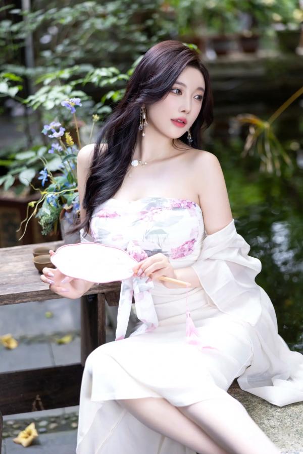 杨晨晨 sugar小甜心CC  杨晨晨《国风妖精》绝美私房写真，古典扇面与性感曲线的完美碰撞，尽显东方神韵第15张图片