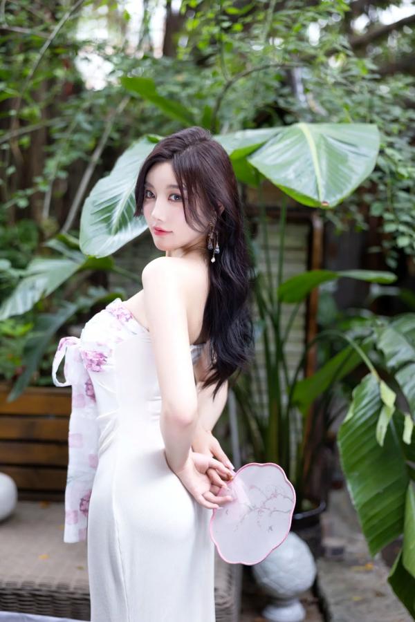 杨晨晨 sugar小甜心CC  杨晨晨《国风妖精》绝美私房写真，古典扇面与性感曲线的完美碰撞，尽显东方神韵第17张图片