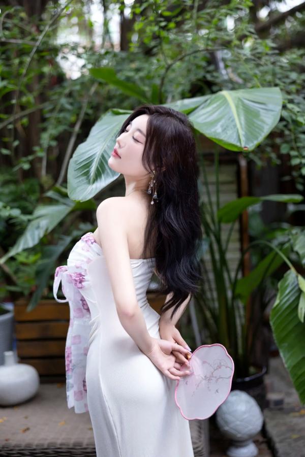 杨晨晨 sugar小甜心CC  杨晨晨《国风妖精》绝美私房写真，古典扇面与性感曲线的完美碰撞，尽显东方神韵第18张图片