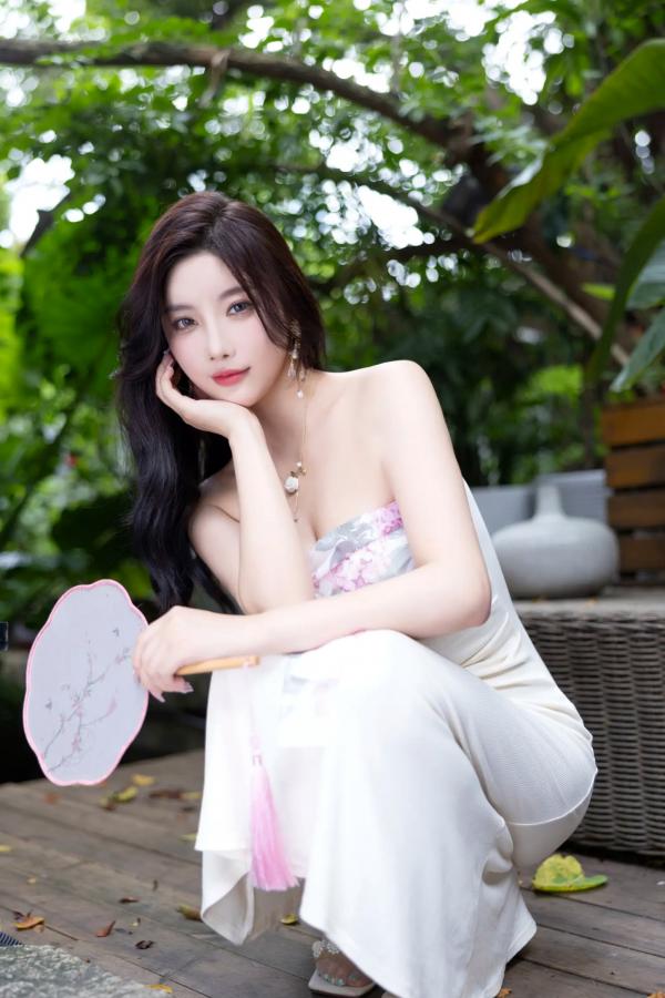 杨晨晨 sugar小甜心CC  杨晨晨《国风妖精》绝美私房写真，古典扇面与性感曲线的完美碰撞，尽显东方神韵第21张图片