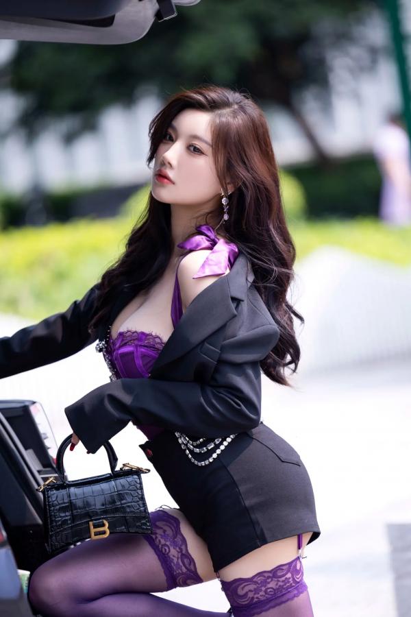 杨晨晨 sugar小甜心CC  [XR] 杨晨晨 紫色轻透情趣私房照，性感丝袜诱惑，都市地库街拍，尽显冷艳尤物风情[104P]第16张图片