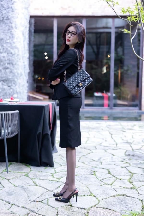 杨晨晨 杨晨晨Yome  杨晨晨 - 都市OL职场诱惑，黑丝连体内衣私房写真，气质御姐在皮椅上的极致魅惑 [109P]第9张图片