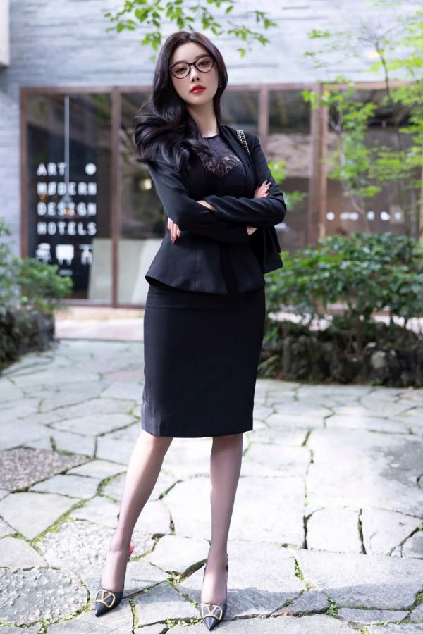 杨晨晨 杨晨晨Yome  杨晨晨 - 都市OL职场诱惑，黑丝连体内衣私房写真，气质御姐在皮椅上的极致魅惑 [109P]第11张图片