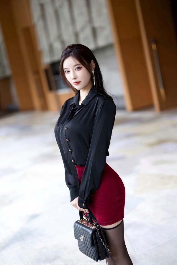 杨晨晨 杨晨晨Yome  杨晨晨Yome秀人网写真：黑衣配红裙职业装制服诱惑，极致黑丝美腿勾勒曼妙身材，职场精英范女神写真第3张图片