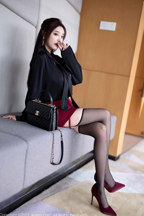 杨晨晨 杨晨晨Yome  杨晨晨Yome秀人网写真：黑衣配红裙职业装制服诱惑，极致黑丝美腿勾勒曼妙身材，职场精英范女神写真第6张图片