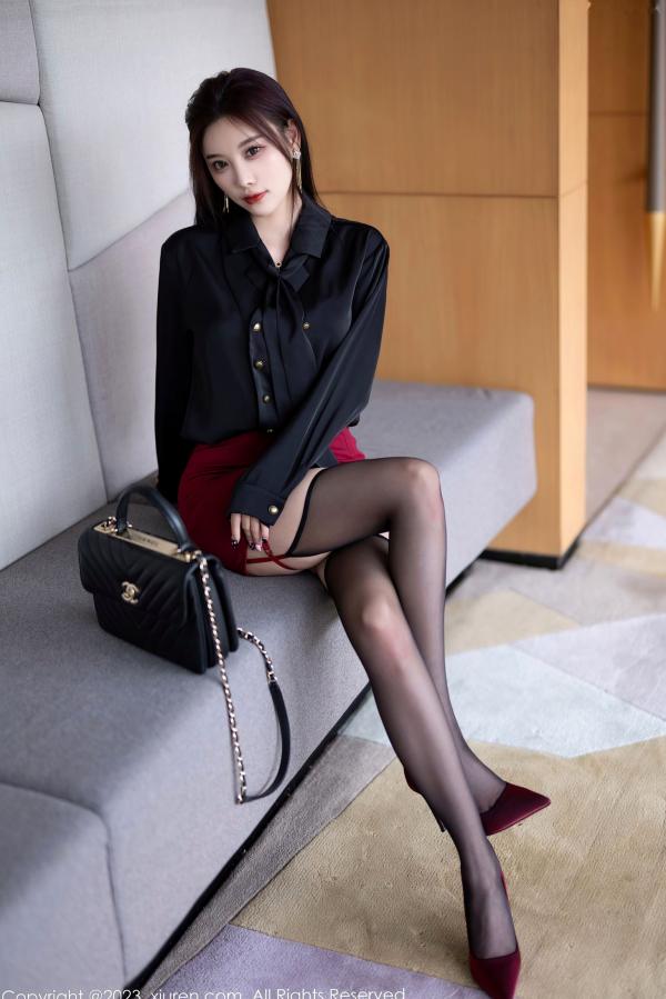 杨晨晨 杨晨晨Yome  杨晨晨Yome秀人网写真：黑衣配红裙职业装制服诱惑，极致黑丝美腿勾勒曼妙身材，职场精英范女神写真第7张图片