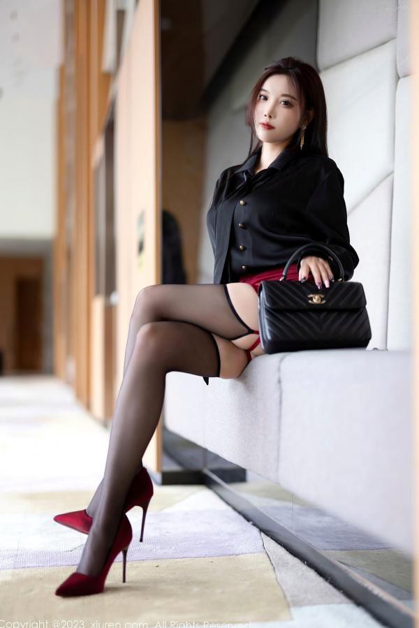 杨晨晨 杨晨晨Yome  杨晨晨Yome秀人网写真：黑衣配红裙职业装制服诱惑，极致黑丝美腿勾勒曼妙身材，职场精英范女神写真第11张图片