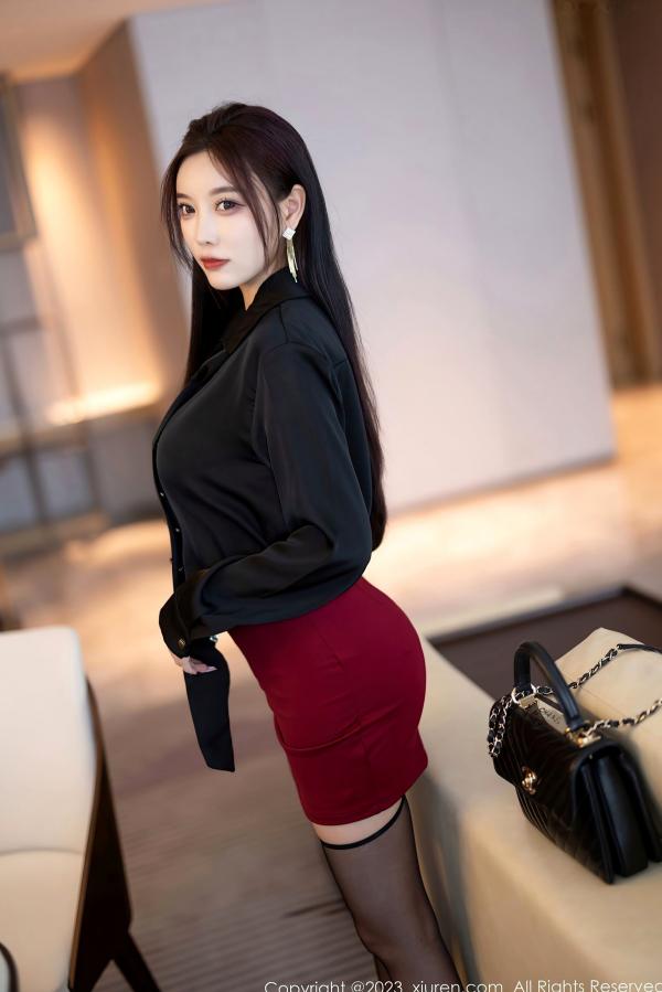 杨晨晨 杨晨晨Yome  杨晨晨Yome秀人网写真：黑衣配红裙职业装制服诱惑，极致黑丝美腿勾勒曼妙身材，职场精英范女神写真第17张图片