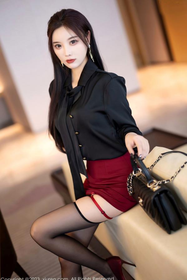 杨晨晨 杨晨晨Yome  杨晨晨Yome秀人网写真：黑衣配红裙职业装制服诱惑，极致黑丝美腿勾勒曼妙身材，职场精英范女神写真第19张图片