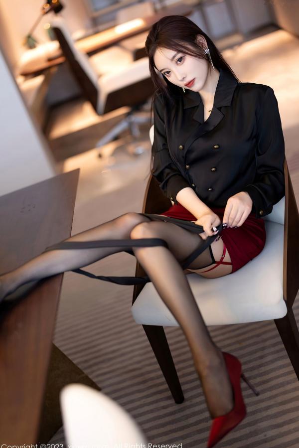 杨晨晨 杨晨晨Yome  杨晨晨Yome秀人网写真：黑衣配红裙职业装制服诱惑，极致黑丝美腿勾勒曼妙身材，职场精英范女神写真第26张图片