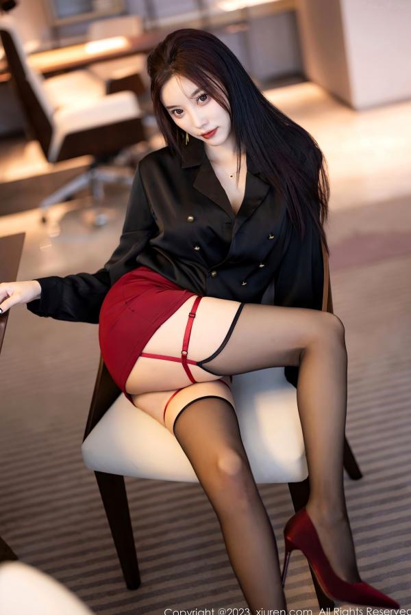 杨晨晨 杨晨晨Yome  杨晨晨Yome秀人网写真：黑衣配红裙职业装制服诱惑，极致黑丝美腿勾勒曼妙身材，职场精英范女神写真第29张图片