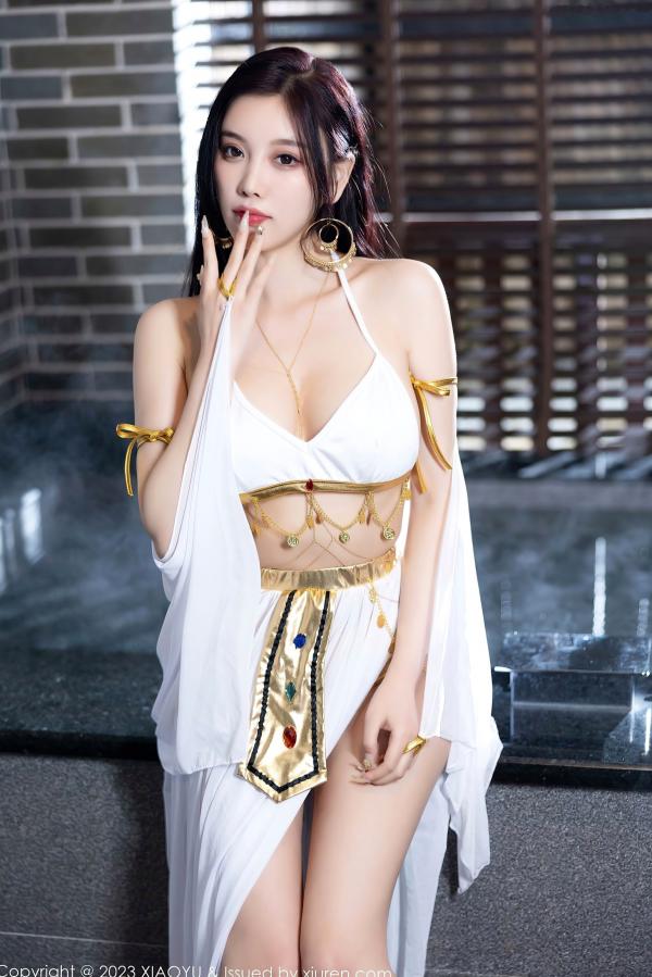 杨晨晨 杨晨晨Yome  XiaoYu语画界973期：杨晨晨Yome温泉汤池湿身写真，极品透视白纱配金色饰品，展现诱人曲线与冷艳气息，无圣光大尺度唯美呈现第28张图片