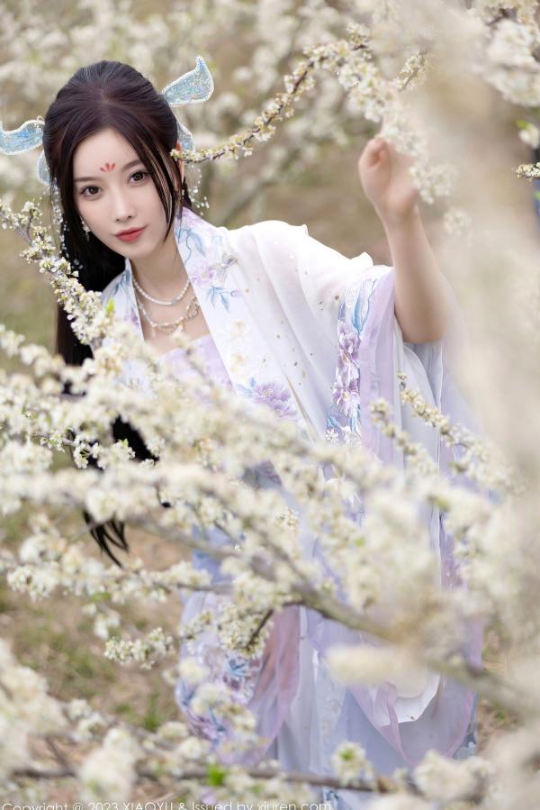 杨晨晨 杨晨晨Yome  XiaoYu语画界970杨晨晨Yome，花海古装与室内蕾丝内衣丝袜诱惑，绝美气质大尺度私房写真第36张图片