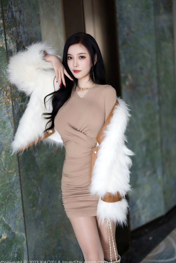 杨晨晨 杨晨晨Yome  XiaoYu语画界968期：杨晨晨Yome杏色修身连衣裙私房写真，极致曼妙曲线尽显诱惑女神范，无圣光大尺度视觉盛宴第2张图片
