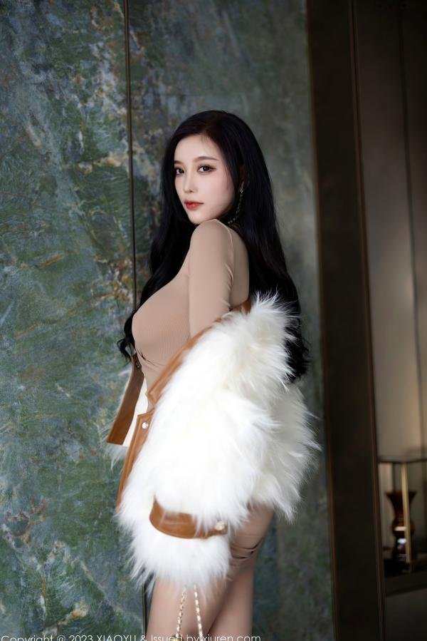 杨晨晨 杨晨晨Yome  XiaoYu语画界968期：杨晨晨Yome杏色修身连衣裙私房写真，极致曼妙曲线尽显诱惑女神范，无圣光大尺度视觉盛宴第4张图片