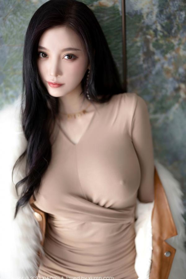杨晨晨 杨晨晨Yome  XiaoYu语画界968期：杨晨晨Yome杏色修身连衣裙私房写真，极致曼妙曲线尽显诱惑女神范，无圣光大尺度视觉盛宴第8张图片