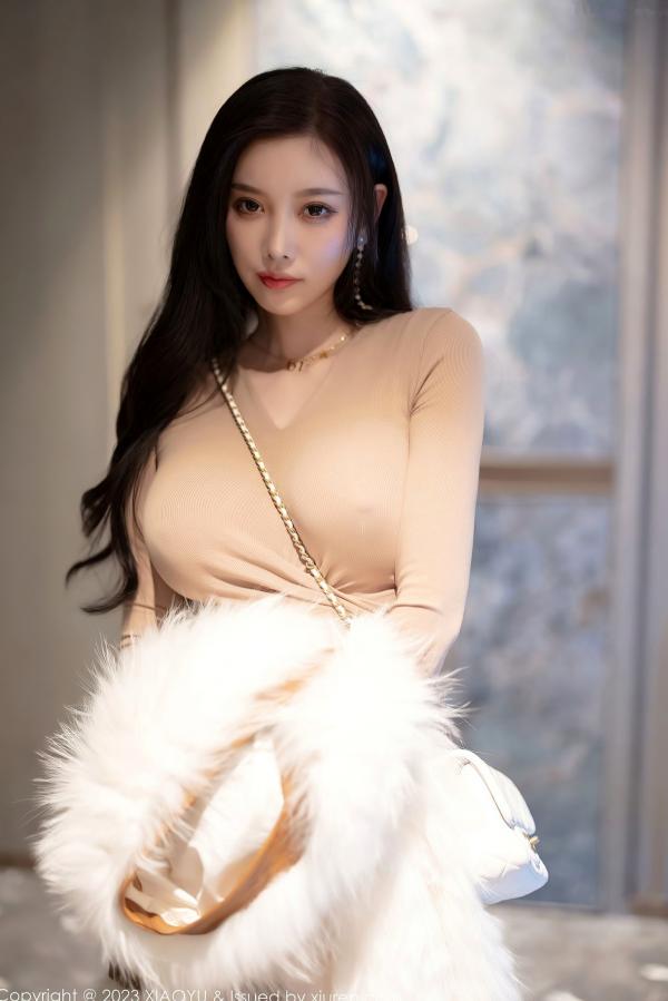 杨晨晨 杨晨晨Yome  XiaoYu语画界968期：杨晨晨Yome杏色修身连衣裙私房写真，极致曼妙曲线尽显诱惑女神范，无圣光大尺度视觉盛宴第18张图片