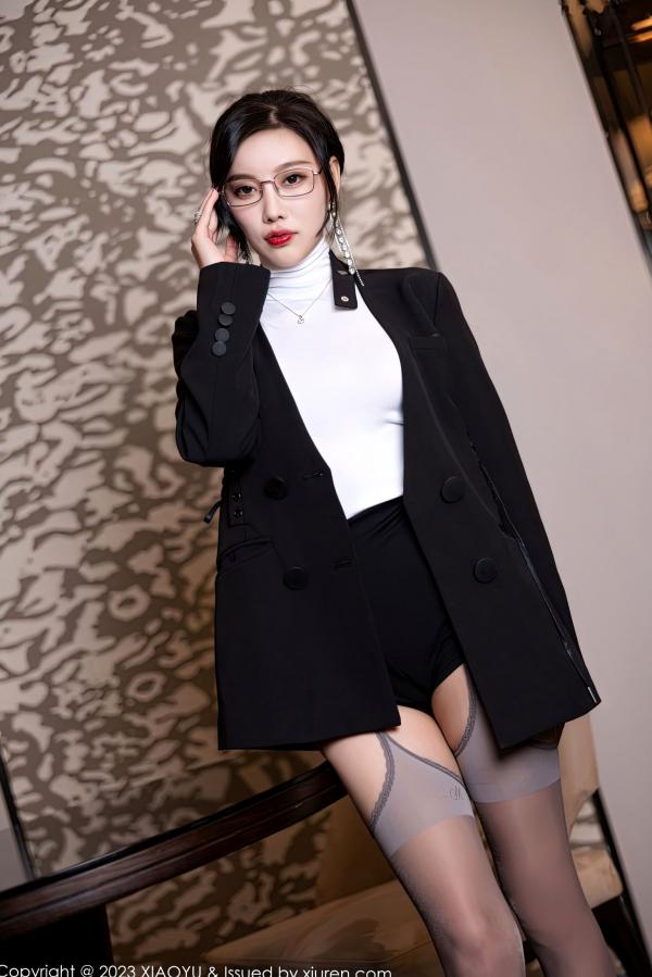 杨晨晨 杨晨晨Yome  XiaoYu语画界951 杨晨晨Yome 职场OL制服诱惑 知性眼镜美女 白色高领紧身衣搭配灰丝吊带袜 大尺度私房写真第2张图片