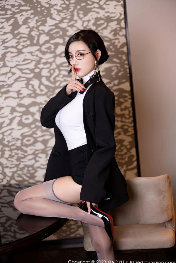 杨晨晨 杨晨晨Yome  XiaoYu语画界951 杨晨晨Yome 职场OL制服诱惑 知性眼镜美女 白色高领紧身衣搭配灰丝吊带袜 大尺度私房写真第9张图片