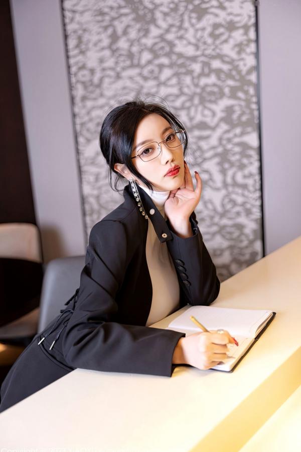 杨晨晨 杨晨晨Yome  XiaoYu语画界951 杨晨晨Yome 职场OL制服诱惑 知性眼镜美女 白色高领紧身衣搭配灰丝吊带袜 大尺度私房写真第19张图片