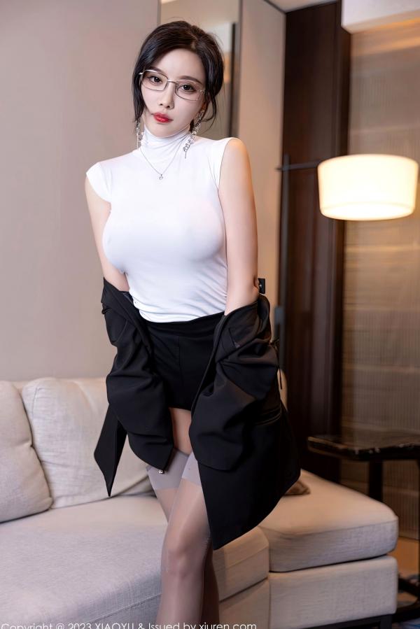 杨晨晨 杨晨晨Yome  XiaoYu语画界951 杨晨晨Yome 职场OL制服诱惑 知性眼镜美女 白色高领紧身衣搭配灰丝吊带袜 大尺度私房写真第40张图片