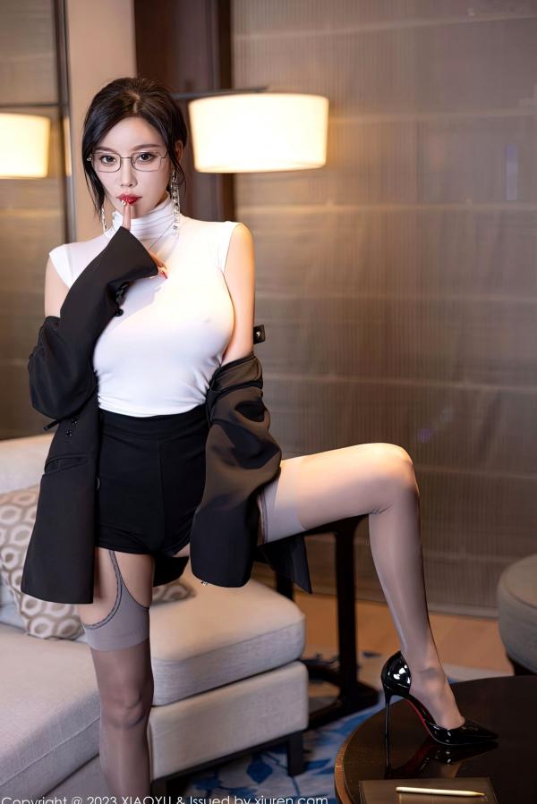 杨晨晨 杨晨晨Yome  XiaoYu语画界951 杨晨晨Yome 职场OL制服诱惑 知性眼镜美女 白色高领紧身衣搭配灰丝吊带袜 大尺度私房写真第42张图片