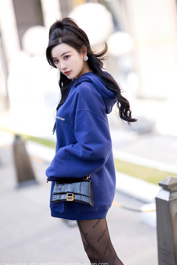 杨晨晨 杨晨晨Yome  XiaoYu语画界 946期-杨晨晨Yome：蓝色卫衣诱惑私房，Balenciaga黑丝美腿，极致蕾丝内衣展现成熟性感魅力，高颜值女神唯美写真大片第1张图片