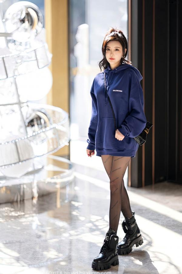 杨晨晨 杨晨晨Yome  XiaoYu语画界 946期-杨晨晨Yome：蓝色卫衣诱惑私房，Balenciaga黑丝美腿，极致蕾丝内衣展现成熟性感魅力，高颜值女神唯美写真大片第6张图片