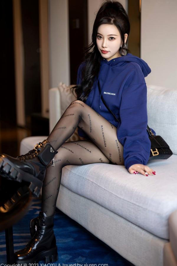 杨晨晨 杨晨晨Yome  XiaoYu语画界 946期-杨晨晨Yome：蓝色卫衣诱惑私房，Balenciaga黑丝美腿，极致蕾丝内衣展现成熟性感魅力，高颜值女神唯美写真大片第11张图片