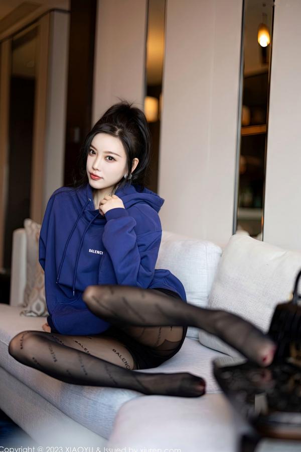 杨晨晨 杨晨晨Yome  XiaoYu语画界 946期-杨晨晨Yome：蓝色卫衣诱惑私房，Balenciaga黑丝美腿，极致蕾丝内衣展现成熟性感魅力，高颜值女神唯美写真大片第20张图片