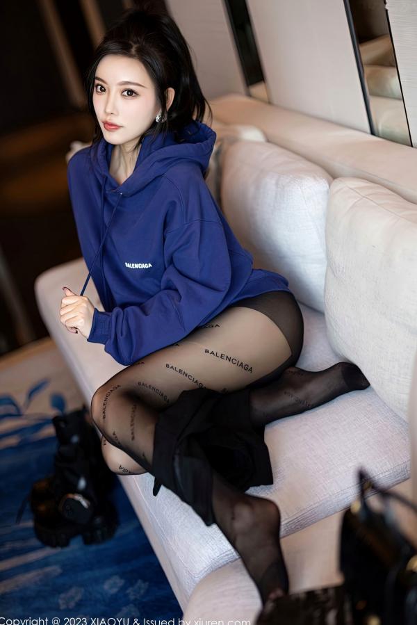 杨晨晨 杨晨晨Yome  XiaoYu语画界 946期-杨晨晨Yome：蓝色卫衣诱惑私房，Balenciaga黑丝美腿，极致蕾丝内衣展现成熟性感魅力，高颜值女神唯美写真大片第24张图片