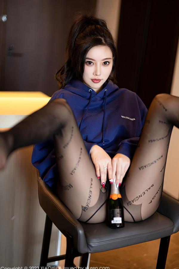 杨晨晨 杨晨晨Yome  XiaoYu语画界 946期-杨晨晨Yome：蓝色卫衣诱惑私房，Balenciaga黑丝美腿，极致蕾丝内衣展现成熟性感魅力，高颜值女神唯美写真大片第34张图片