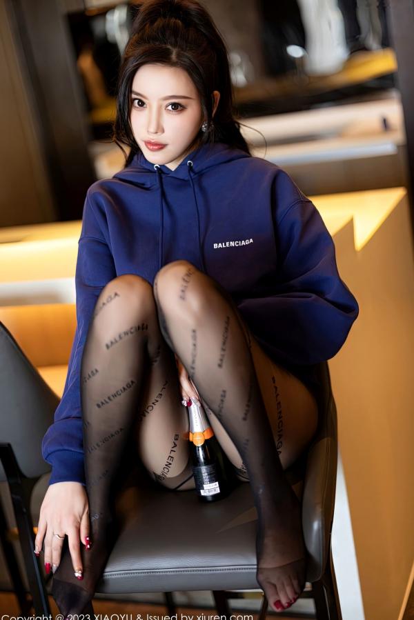 杨晨晨 杨晨晨Yome  XiaoYu语画界 946期-杨晨晨Yome：蓝色卫衣诱惑私房，Balenciaga黑丝美腿，极致蕾丝内衣展现成熟性感魅力，高颜值女神唯美写真大片第35张图片