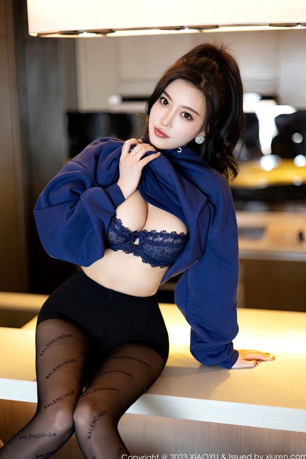 杨晨晨 杨晨晨Yome  XiaoYu语画界 946期-杨晨晨Yome：蓝色卫衣诱惑私房，Balenciaga黑丝美腿，极致蕾丝内衣展现成熟性感魅力，高颜值女神唯美写真大片第43张图片