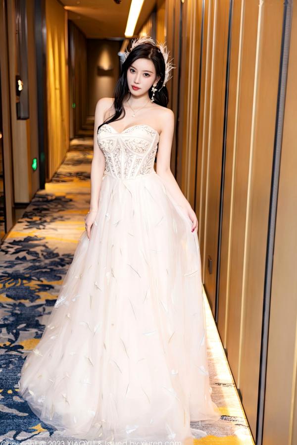 杨晨晨 杨晨晨Yome  XiaoYu语画界 杨晨晨Yome生日主题写真，优雅羽毛长裙性感诱惑，火辣身材私房大尺度欣赏 - 2023.01.06 无圣光第1张图片