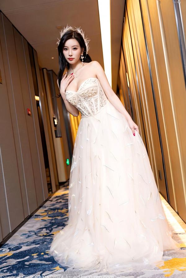 杨晨晨 杨晨晨Yome  XiaoYu语画界 杨晨晨Yome生日主题写真，优雅羽毛长裙性感诱惑，火辣身材私房大尺度欣赏 - 2023.01.06 无圣光第3张图片