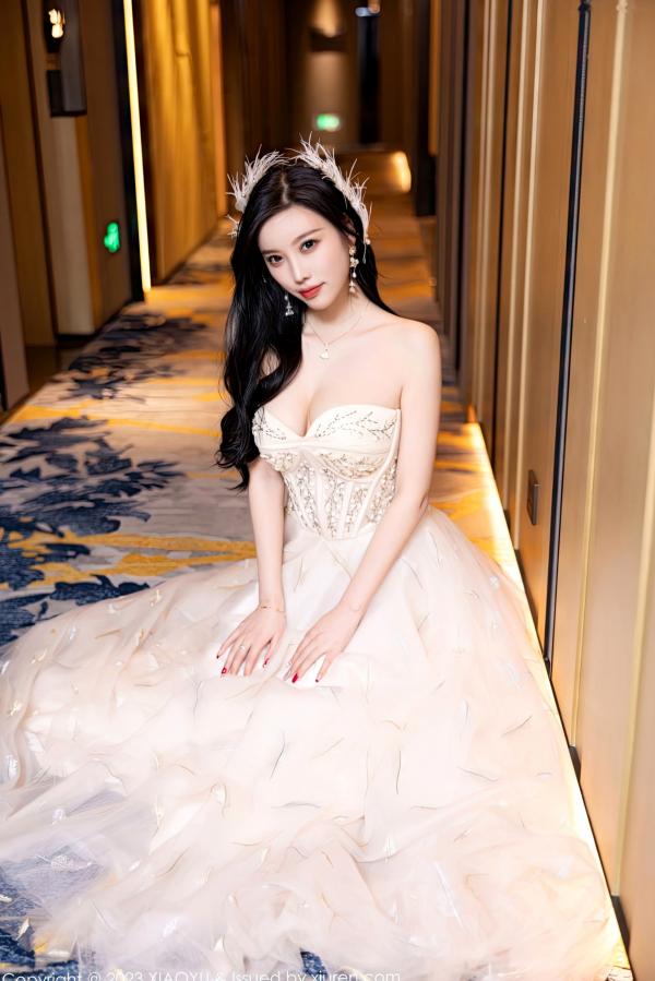 杨晨晨 杨晨晨Yome  XiaoYu语画界 杨晨晨Yome生日主题写真，优雅羽毛长裙性感诱惑，火辣身材私房大尺度欣赏 - 2023.01.06 无圣光第12张图片